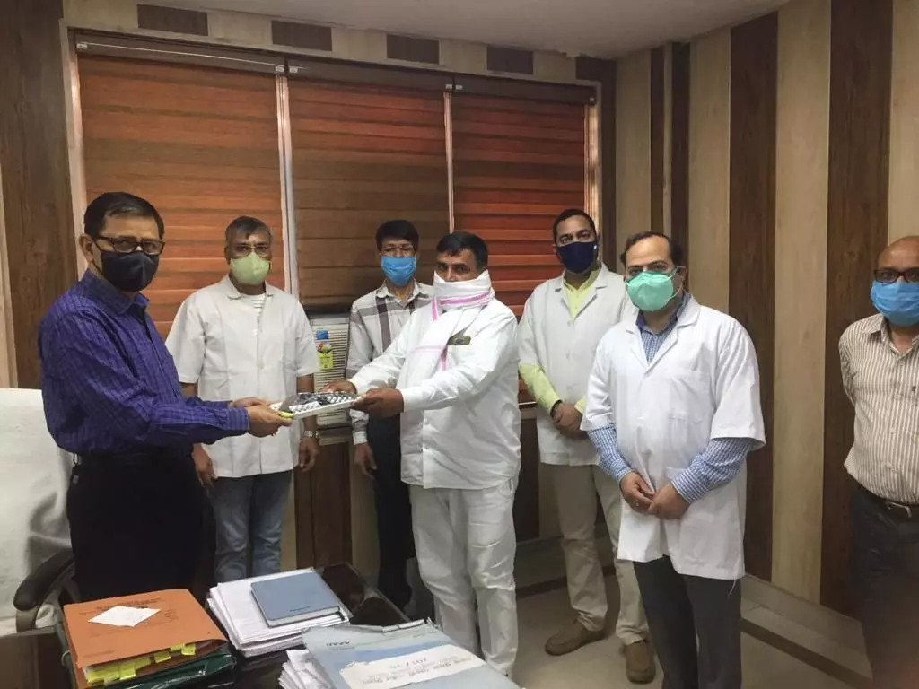 विकास भवन में होम्योपैथिक चिकित्सा अधिकारी व उनकी टीम ने बांटी दवाई विकास भवन में होम्योपैथिक चिकित्सा अधिकारी व उनकी टीम ने बांटी दवाई