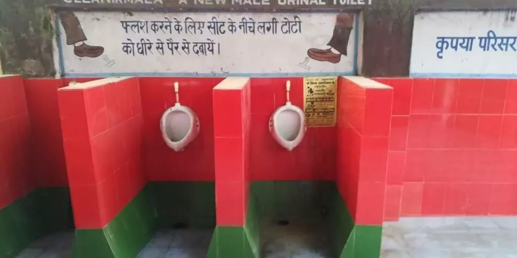 गोरखपुर में रेलवे अस्पताल के शौचालयों को सपा के रंग में रंगा, भड़की पार्टी ने की तुरंत एक्शन की मांग गोरखपुर में रेलवे अस्पताल के शौचालयों को सपा के रंग में रंगा, भड़की पार्टी ने की तुरंत एक्शन की मांग