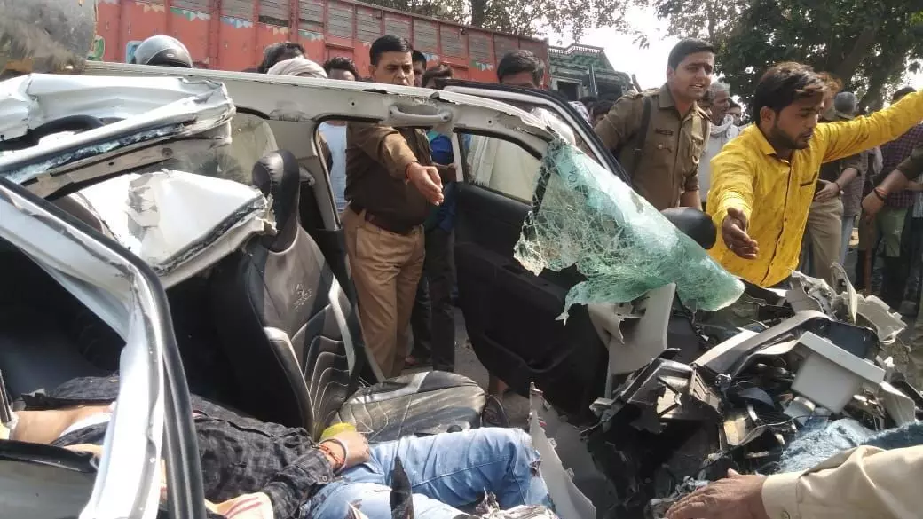 नोएडा में कार के उड़े परखच्चे, कार की छत काटकर निकाला ड्राइवर का शव नोएडा में कार के उड़े परखच्चे, कार की छत काटकर निकाला ड्राइवर का शव