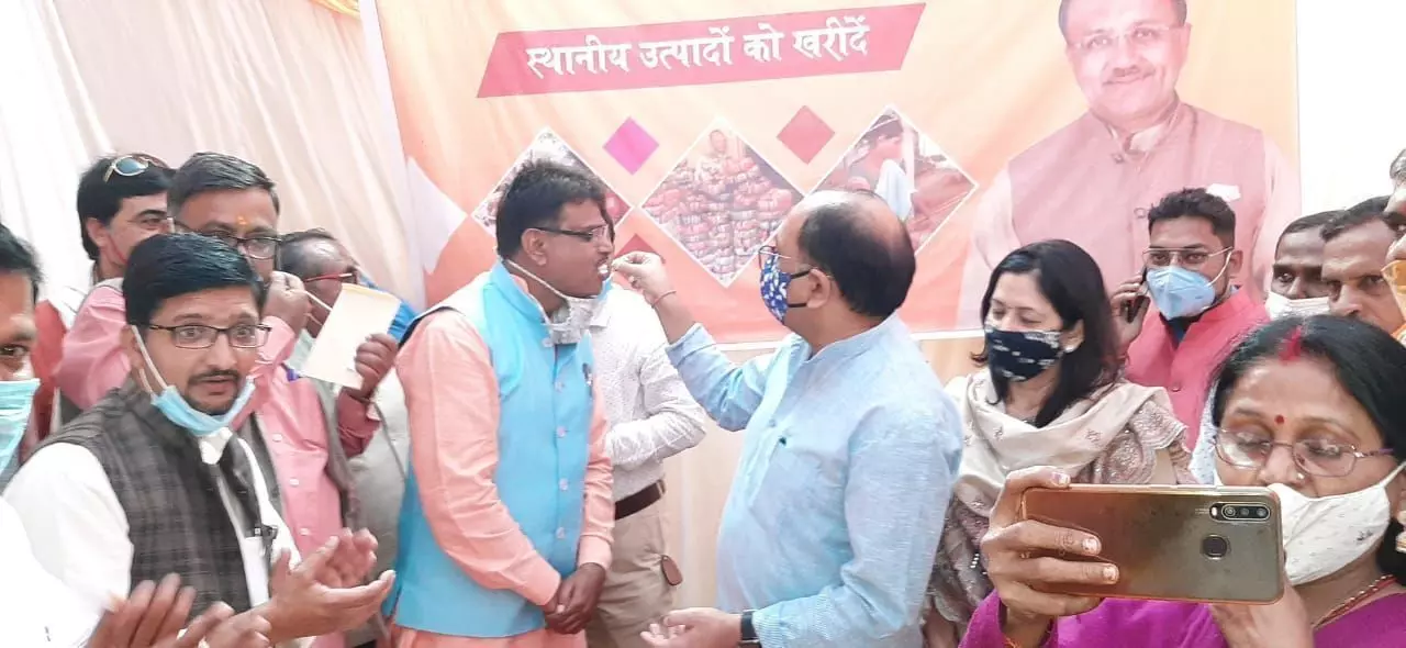 भाजपा कार्यकर्ताओं के परिश्रम एवं योगी सरकार में हुए विकास कार्यों की जीत है - मंत्री सिद्धार्थ नाथ सिंह भाजपा कार्यकर्ताओं के परिश्रम एवं योगी सरकार में हुए विकास कार्यों की जीत है - मंत्री सिद्धार्थ नाथ सिंह