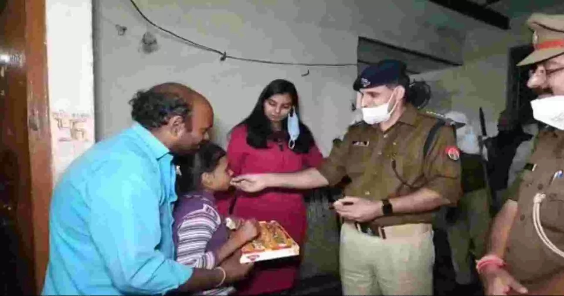 CM योगी के आदेश के बाद पटाखा कारोबारी रिहा, बच्ची के लिए भेजा उपहार, जानें- पूरा मामला CM योगी के आदेश के बाद पटाखा कारोबारी रिहा, बच्ची के लिए भेजा उपहार, जानें- पूरा मामला