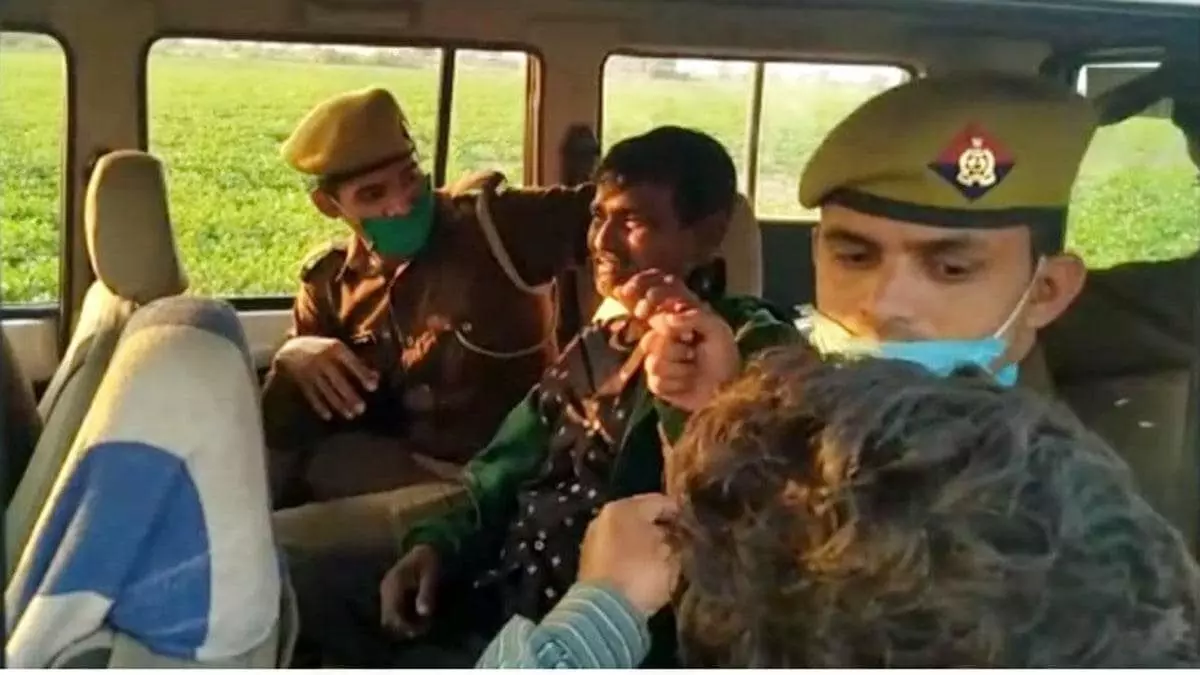 UP : हमीरपुर में शराब के नशे में पिता ने बेटी को मौत के घाट उतारा, आरोपी पिता अरेस्ट UP : हमीरपुर में शराब के नशे में पिता ने बेटी को मौत के घाट उतारा, आरोपी पिता अरेस्ट