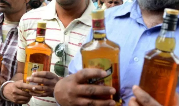 UP : प्रयागराज में जहरीली शराब कांड में बढ़ा मौत का आंकड़ा, अब तक 6 लोगों की गई जान UP : प्रयागराज में जहरीली शराब कांड में बढ़ा मौत का आंकड़ा, अब तक 6 लोगों की गई जान
