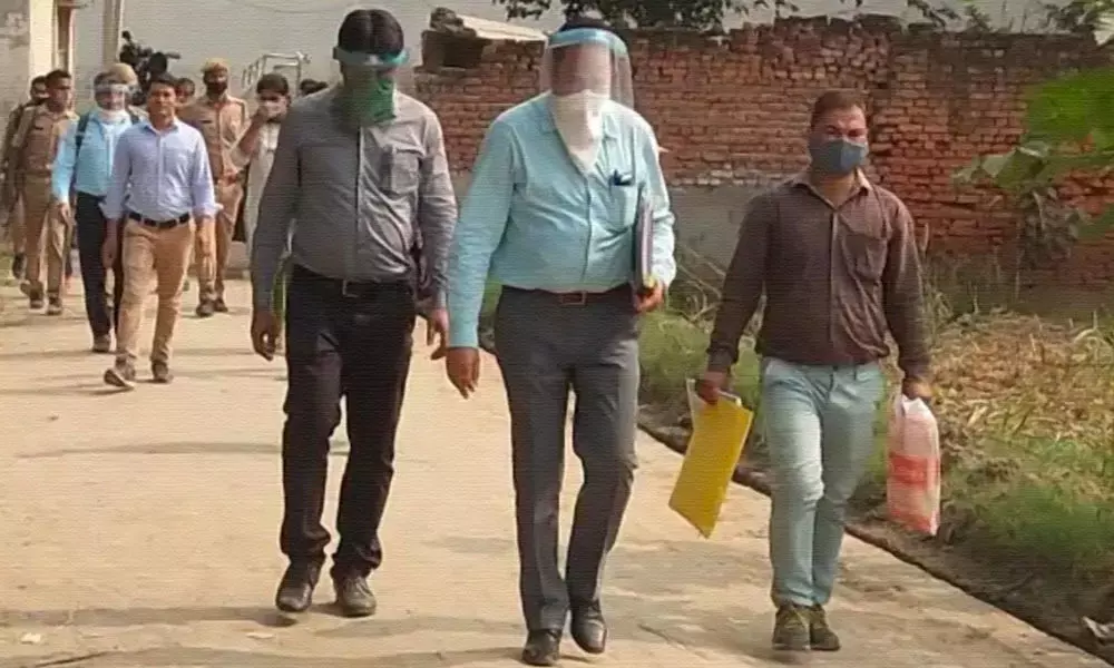 हाथरस केस : चारों आरोपियों का होगा पॉलीग्राफी टेस्ट, गुजरात लेकर गई CBI टीम हाथरस केस : चारों आरोपियों का होगा पॉलीग्राफी टेस्ट, गुजरात लेकर गई CBI टीम