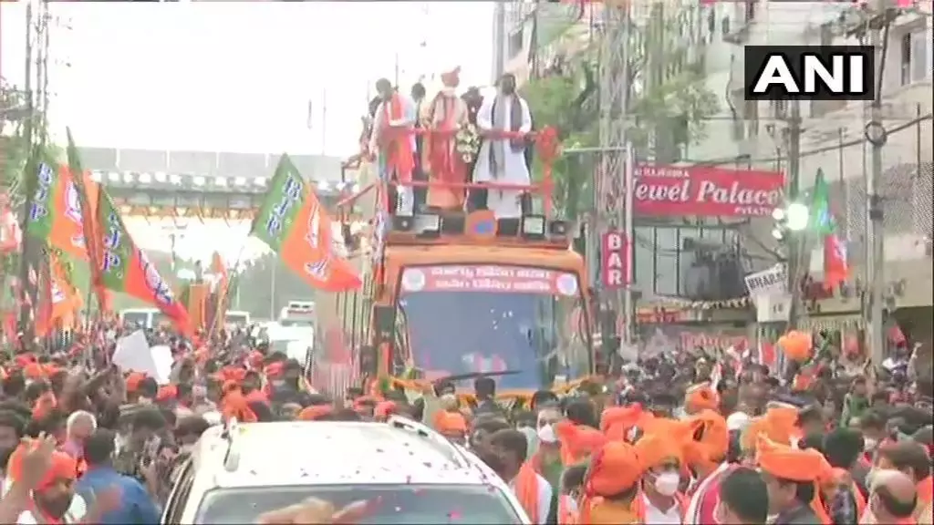हैदराबाद निकाय चुनाव : ओवैसी के गढ़ में CM योगी ने किया रोड शो, भगवा रंग में रंगी सड़कें हैदराबाद निकाय चुनाव : ओवैसी के गढ़ में CM योगी ने किया रोड शो, भगवा रंग में रंगी सड़कें
