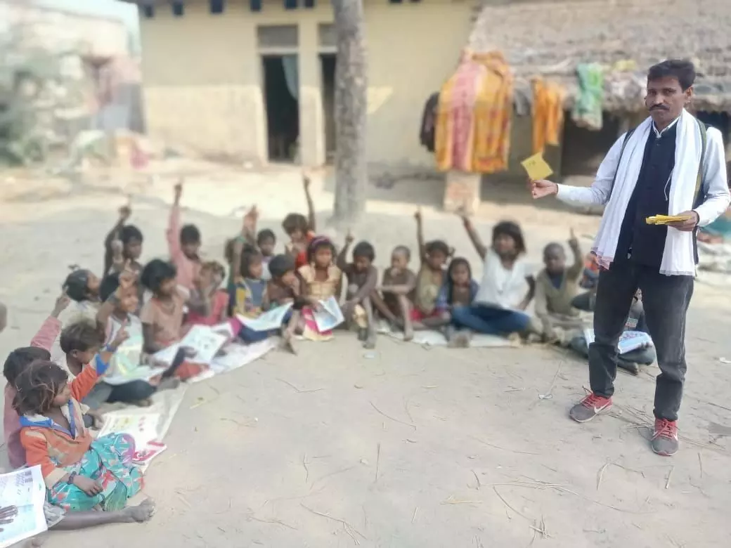 मोहल्ला पाठशाला अभियान के तहत शिक्षक संवार रहे हैं बच्चों का भविष्य मोहल्ला पाठशाला अभियान के तहत शिक्षक संवार रहे हैं बच्चों का भविष्य