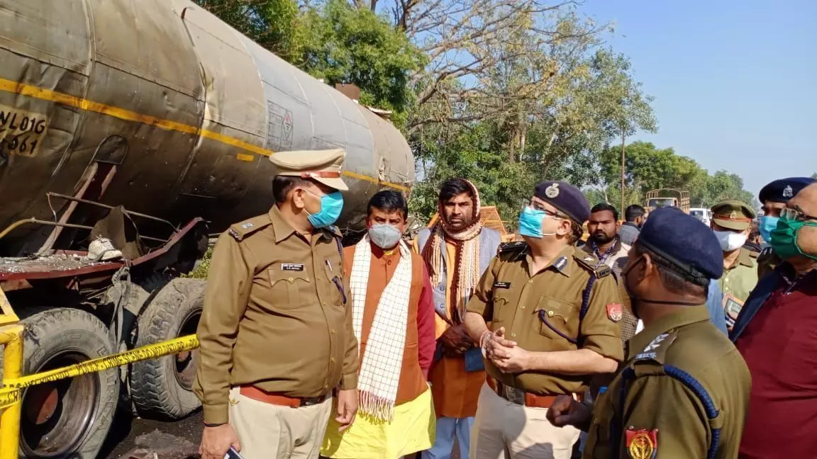 संभल सड़क हादसा : आईजी रमित शर्मा ने मौके पर पहुंचकर घटना का लिया जायजा संभल सड़क हादसा : आईजी रमित शर्मा ने मौके पर पहुंचकर घटना का लिया जायजा