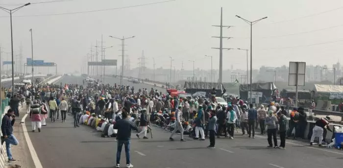 Farmers Protest LIVE: किसानों ने फिर जाम किया NH 24, रामपुर से आ रहे ट्रेक्टरों को रोकने का लगाया आरोप