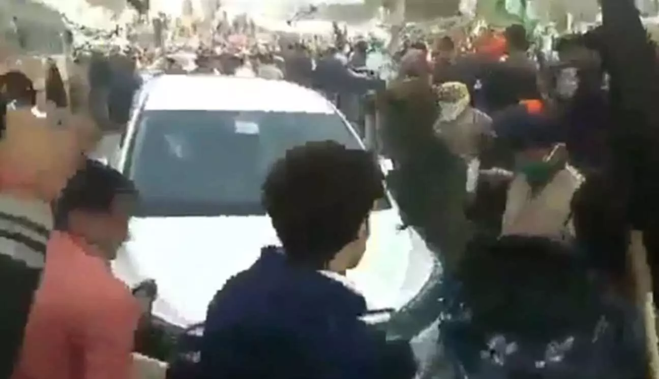 प्रदर्शनकारी किसानों ने हरियाणा के मुख्यमंत्री को दिखाए काले झंडे, रास्ता भी रोका प्रदर्शनकारी किसानों ने हरियाणा के मुख्यमंत्री को दिखाए काले झंडे, रास्ता भी रोका