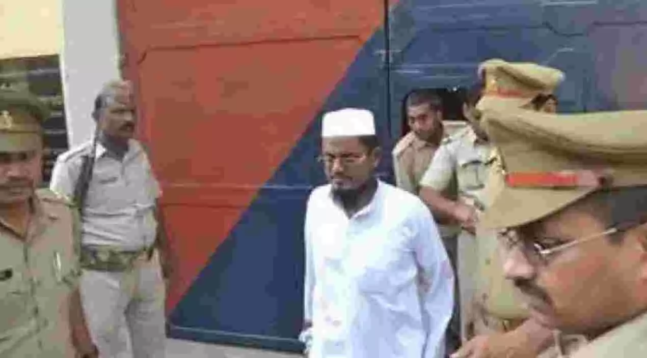 गोरखपुर को 2007 में दहलाने वाले आतंकी तारिक काजमी को उम्रकैद की सजा, 2.15 लाख का लगा जुर्माना गोरखपुर को 2007 में दहलाने वाले आतंकी तारिक काजमी को उम्रकैद की सजा, 2.15 लाख का लगा जुर्माना