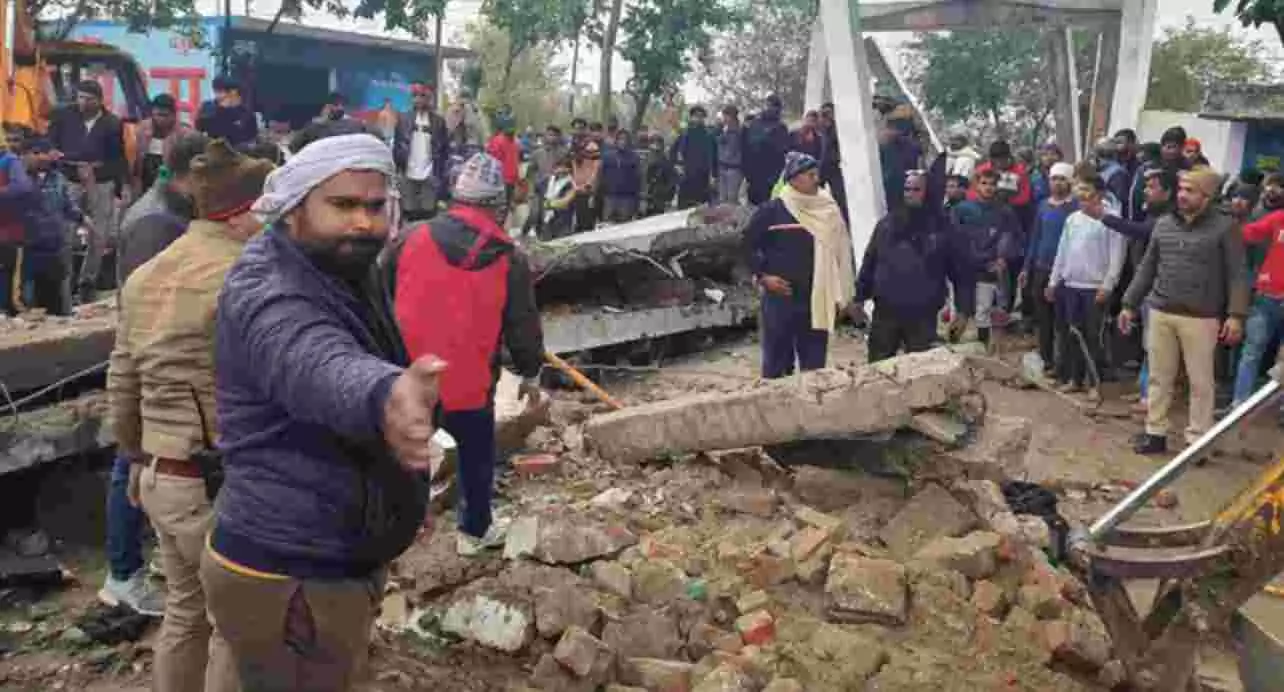 गाजियाबाद में बड़ा हादसा, श्मशान घाट में छत गिरने से 18 की मौत, 20 से ज्यादा गंभीर गाजियाबाद में बड़ा हादसा, श्मशान घाट में छत गिरने से 18 की मौत, 20 से ज्यादा गंभीर