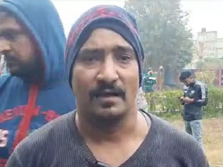 फोटो गाजियाबाद में मुरादनगर स्थित श्मशान घाट की है। रविवार को हादसे के बाद राहत बचाव कार्य में जुटे लोग। फोटो गाजियाबाद में मुरादनगर स्थित श्मशान घाट की है। रविवार को हादसे के बाद राहत बचाव कार्य में जुटे लोग।