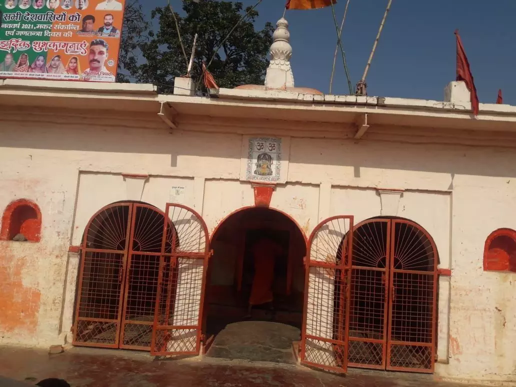 आस्था से जुड़े मंदिर को तोड़ने पर आमादा हैं नेशनल हाईवे के अधिकारी आस्था से जुड़े मंदिर को तोड़ने पर आमादा हैं नेशनल हाईवे के अधिकारी