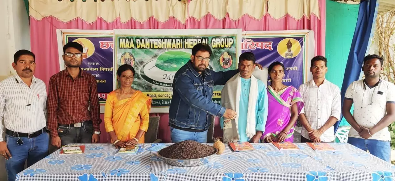 काली मिर्च की सफल खेती करने वाले किसान संतु राम मरकाम का नागरिक सम्मान करते हुए काली मिर्च की सफल खेती करने वाले किसान संतु राम मरकाम का नागरिक सम्मान करते हुए