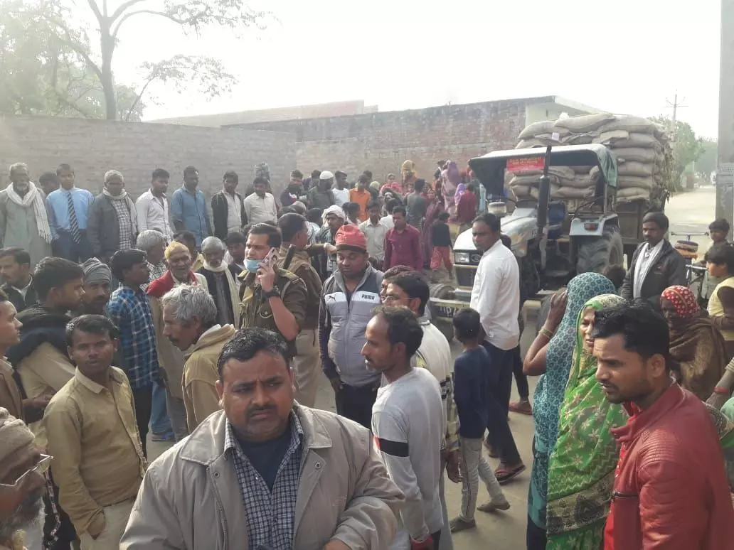 लापरवाह ट्रैक्टर चालक ने ली मासूम बच्ची की जान, मौके पर ही हुई दर्दनाक मौत लापरवाह ट्रैक्टर चालक ने ली मासूम बच्ची की जान, मौके पर ही हुई दर्दनाक मौत