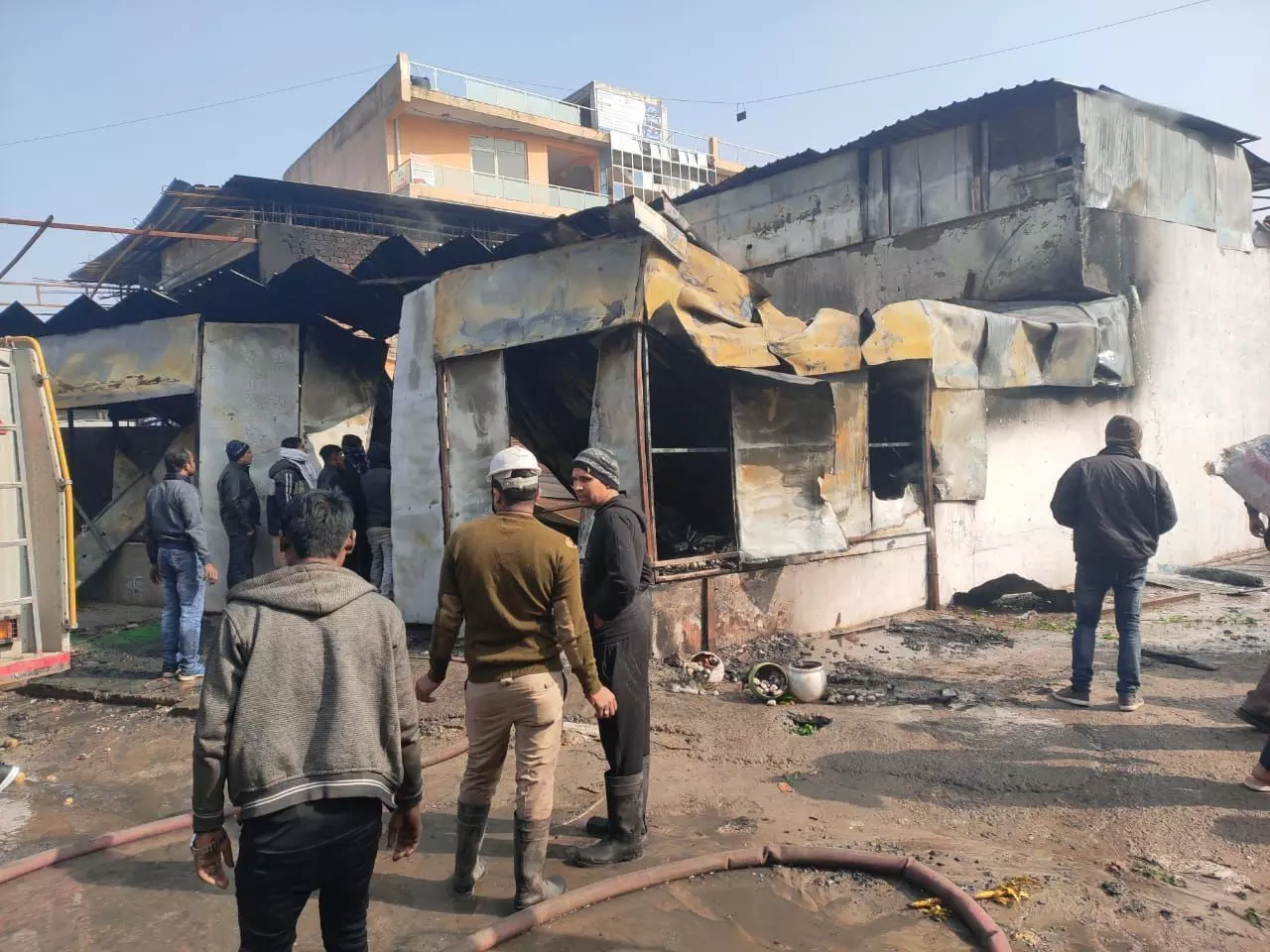 नोएडा: शाहबेरी फर्नीचर मार्केट में लगी शॉर्ट सर्किट से आग, मौके पर कई दमकल की गाड़ियां पहुंची नोएडा: शाहबेरी फर्नीचर मार्केट में लगी शॉर्ट सर्किट से आग, मौके पर कई दमकल की गाड़ियां पहुंची