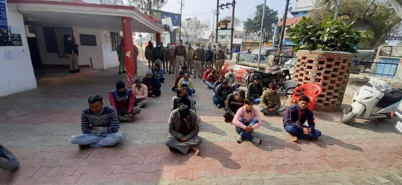हाथरस एसपी ने सट्टे पर कसा शिकंजा, 22 लोंगों को 164070/ रूपये समेत किया गिरफ्तार हाथरस एसपी ने सट्टे पर कसा शिकंजा, 22 लोंगों को 164070/ रूपये समेत किया गिरफ्तार