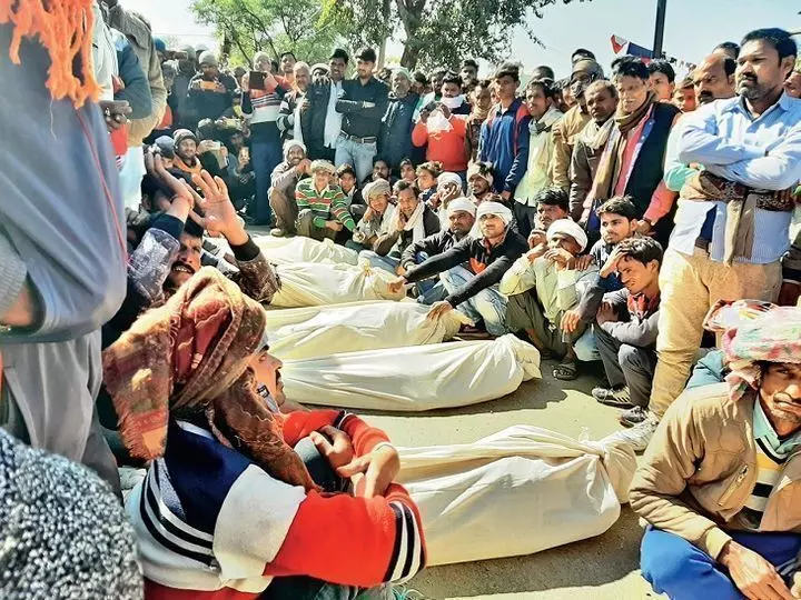 जहरीली शराब से 20 की मौत: CM शिवराज ने अफसरों की बैठक बुलाई, कलेक्टर और SP को हटाया जहरीली शराब से 20 की मौत: CM शिवराज ने अफसरों की बैठक बुलाई, कलेक्टर और SP को हटाया