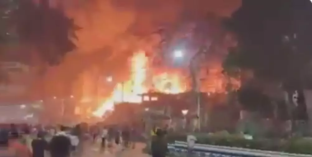 कोलकाता के बागबाजार में भीषण आग, मौके पर पहुंची फायर ब्रिगेड की 25 गाड़ियां मौके पर मौजूद कोलकाता के बागबाजार में भीषण आग, मौके पर पहुंची फायर ब्रिगेड की 25 गाड़ियां मौके पर मौजूद