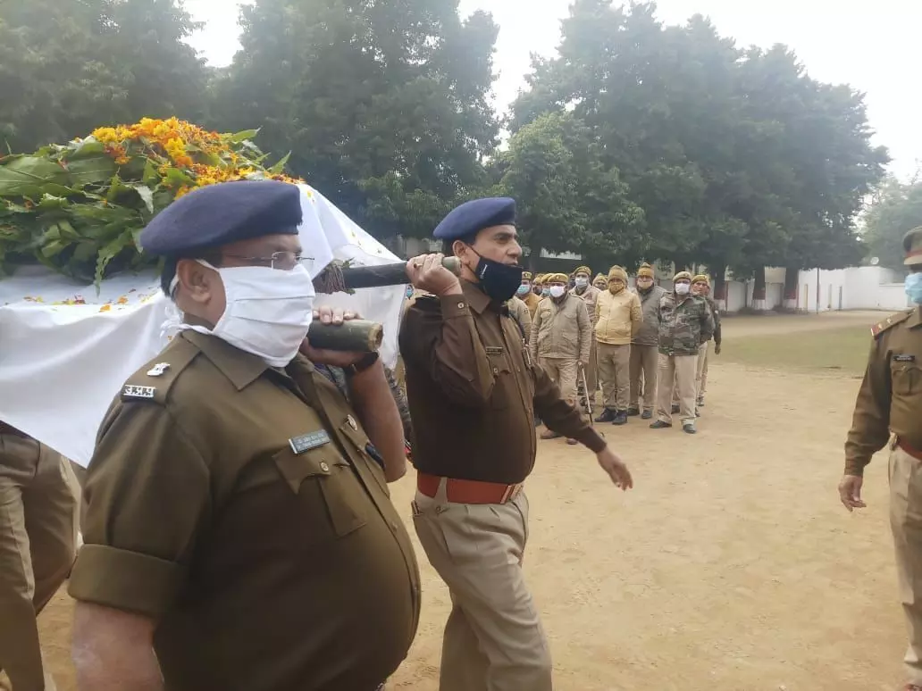 दरोगा जी को दी अंतिम विदाई तो भावुक हुए कप्तान! दरोगा जी को दी अंतिम विदाई तो भावुक हुए कप्तान!