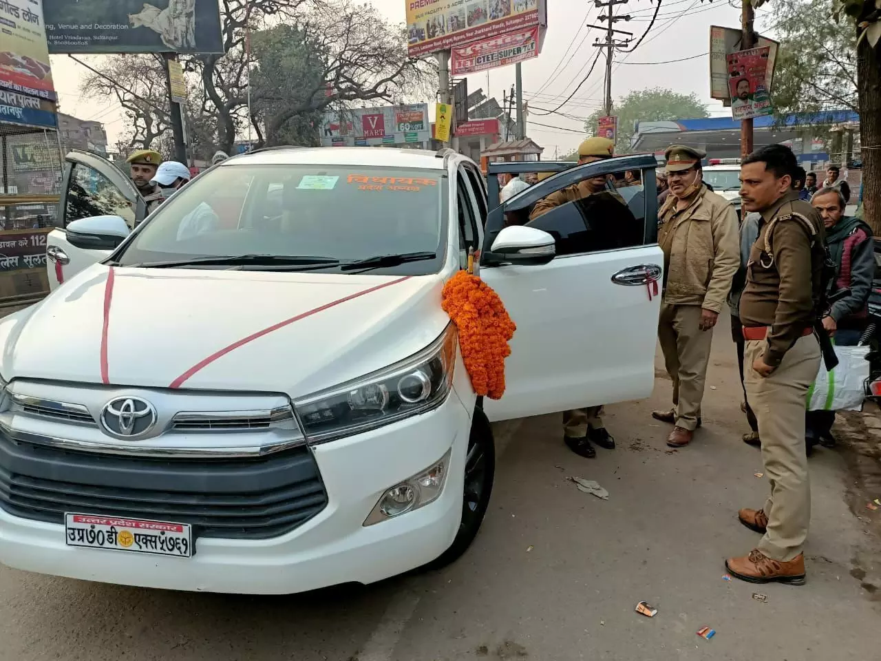 एसपी ने जब विधायक की गाडी के सीसे काले देखे, खड़े होकर उतरवाई फिल्म देखते रह गये अपना दल के प्रदेश अध्यक्ष एसपी ने जब विधायक की गाडी के सीसे काले देखे, खड़े होकर उतरवाई फिल्म देखते रह गये अपना दल के प्रदेश अध्यक्ष