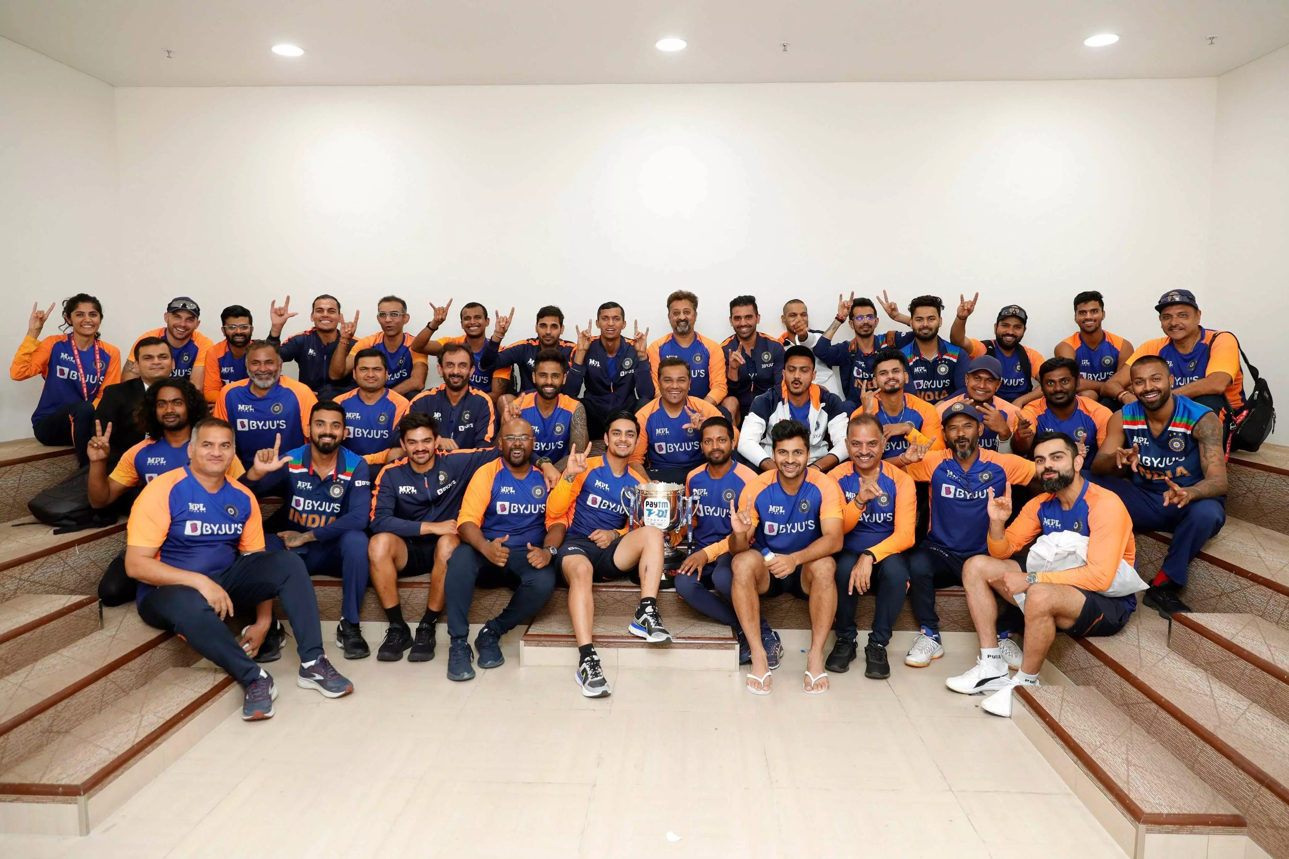 टीम इंडिया ने इंग्लैंड के खिलाफ T20 में भी दिखाया दम, सीरीज पर किया कब्जा टीम इंडिया ने इंग्लैंड के खिलाफ T20 में भी दिखाया दम, सीरीज पर किया कब्जा