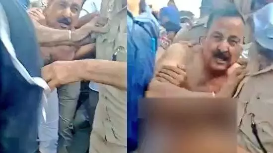पंजाब में प्रदर्शन के दौरान किसानों ने बीजेपी विधायक को जमकर पीटा, कपड़े भी फाड़े पंजाब में प्रदर्शन के दौरान किसानों ने बीजेपी विधायक को जमकर पीटा, कपड़े भी फाड़े