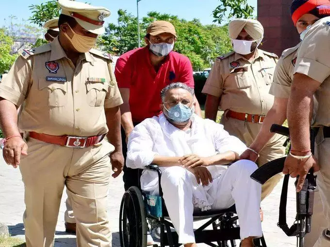राजनैतिक लाभ के लिए जातीय-साम्प्रदायिक आधार पर अपराधियों को देशभक्त और देश विरोधी के खेमे में बांटने का हो रहा है खेल राजनैतिक लाभ के लिए जातीय-साम्प्रदायिक आधार पर अपराधियों को देशभक्त और देश विरोधी के खेमे में बांटने का हो रहा है खेल