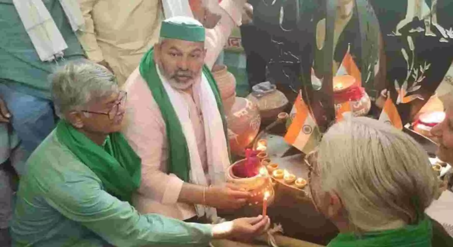 शहीद किसानों की याद में गाजीपुर बॉर्डर पर बनाया गया स्मारक, देशभर से लाई गई है मिट्टी शहीद किसानों की याद में गाजीपुर बॉर्डर पर बनाया गया स्मारक, देशभर से लाई गई है मिट्टी