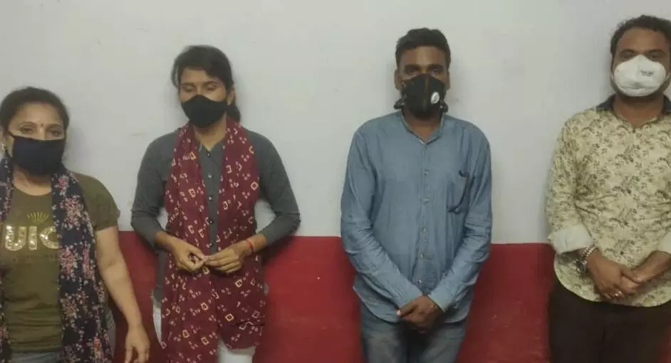 दिल्ली पुलिस की बड़ी कामयाबी, जबरन उगाही का गैंग का किया भंडाफोड़, 2 लड़कियों समेत 4 गिरफ्तार