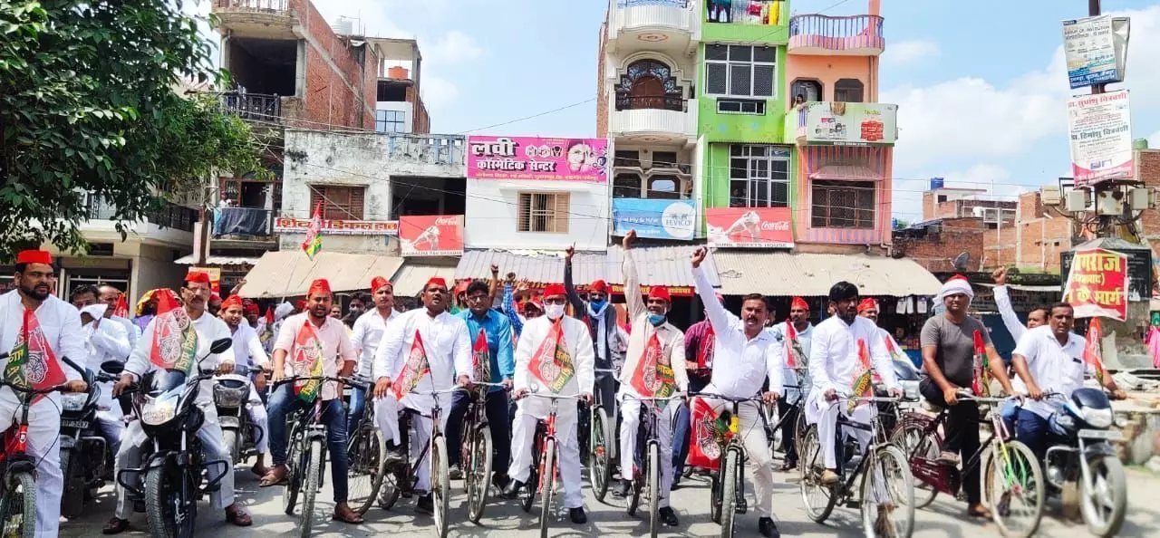 akhilesh yadav cycle journey: 10 हजार से अधिक सपाई शाहगंज में नगर से गाँव तक साइकिल लेकर सड़कों पर उतरे