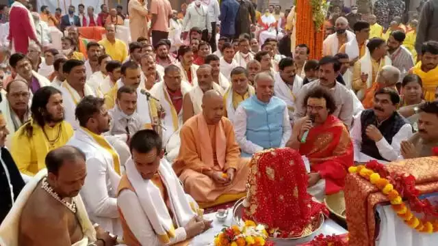 कनाडा से लायी गयी देवी अन्नपूर्णा की मूर्ति काशी पहुंचीं, CM योगी ने किया प्राण प्रतिष्ठा, खुद उठाई पालकी