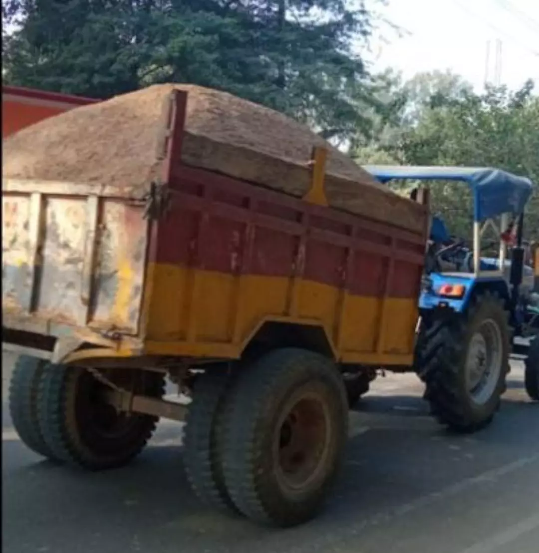 कृषि कार्य के बजाय ओवरलोड मोरंग के वाहन ढोने का माध्यम बन गए ट्रैक्टर