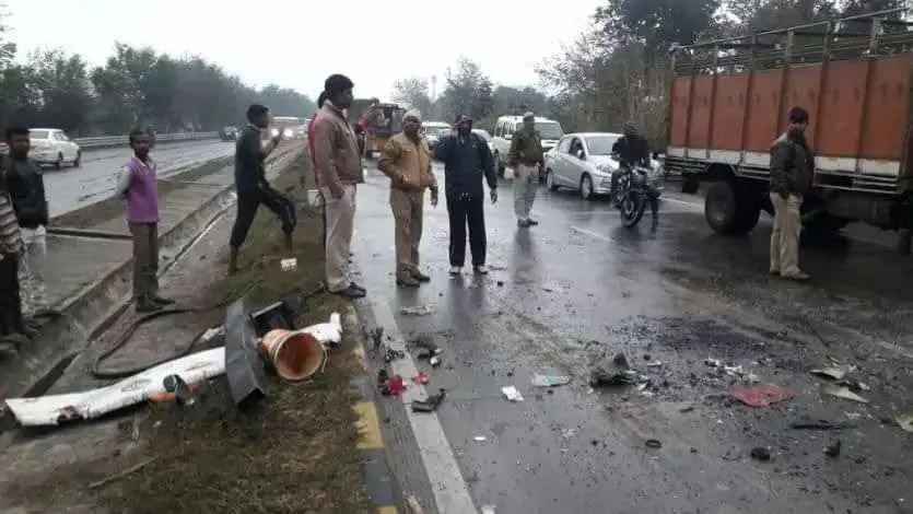 यात्रियों को लेकर लखनऊ जा रही बस ट्रक से भिड़ी, हादसे में एक की मौत, 16 घायल