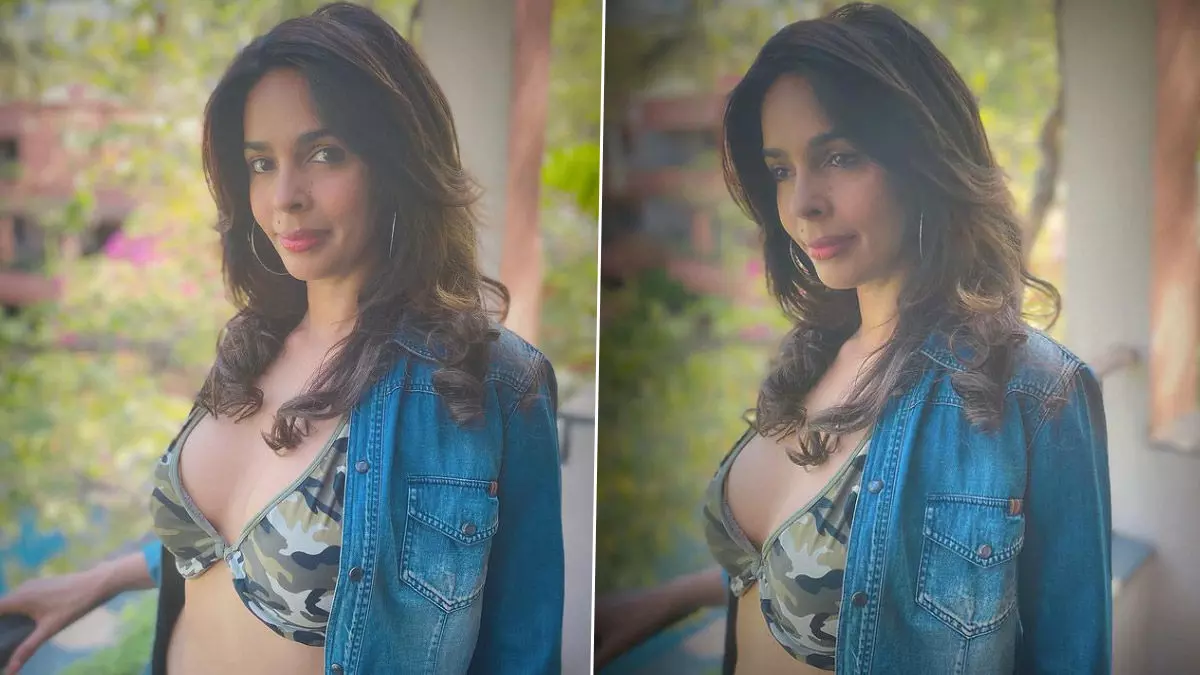 Mallika Sherawat ने शर्ट की बटन खोलकर दिखाई Hot Bikini, सेक्सी फोटो छुड़ा रहा फैंस के पसीने