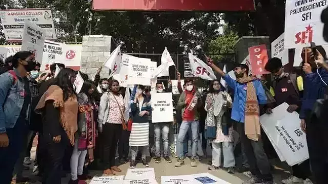 DU के हंसराज कॉलेज में गौशाला बनाने का विरोध, छात्र कर रहे हैं प्रदर्शन