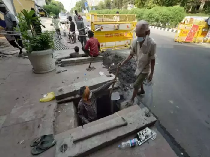 सेप्टिक टैंक की सफाई के दौरान बड़ा हादसा, दम घुटने से चार लोगों की मौत