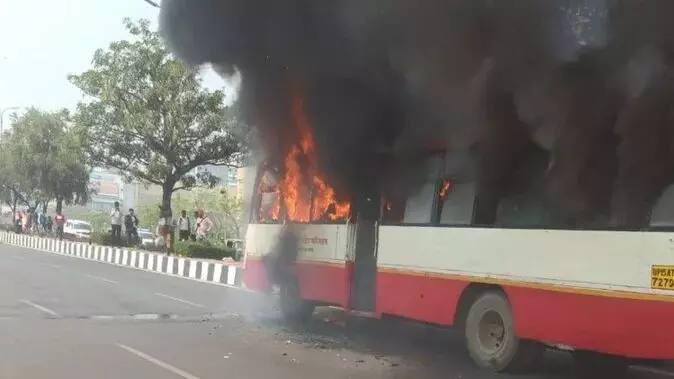 चलती रोडवेज बस में लगी आग, मचा हड़कंप