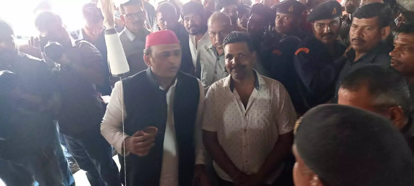 SP President Akhilesh Yadav : होटल पर चाय की चुस्की के बीच बीजेपी को लेकर क्यों बोले सपा अध्यक्ष अखिलेश यादव ये बात?