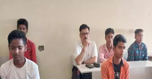 Katihar Collector Udayan Mishra: पिछले दरवाजे से घुस छात्रों संग बैठे DM साहब, नीतीश सर ने पूछा- हू आर यू