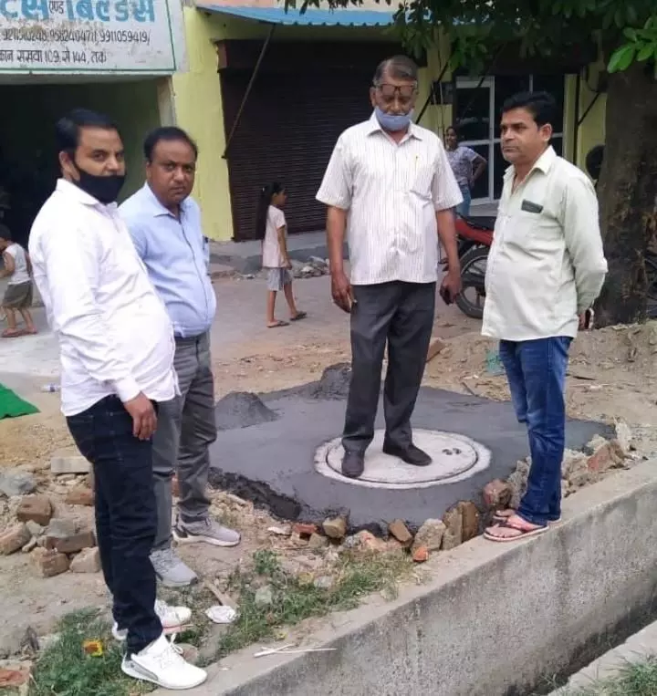 गोविंदपुरम के सीवर मेनहोल को तत्काल कराया गया बंद, नगर आयुक्त ने अधिकारियों को दिए सख्त निर्देश