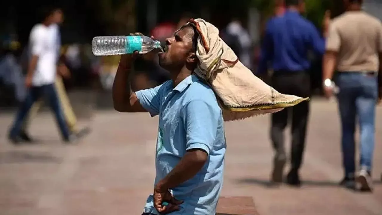 पूर्वोत्तर के राज्यों में भारी बारिश का अनुमान तो उत्तर भारत में पड़ेगी भीषण गर्मी,जानिए आज कैसा रहेगा मौसम