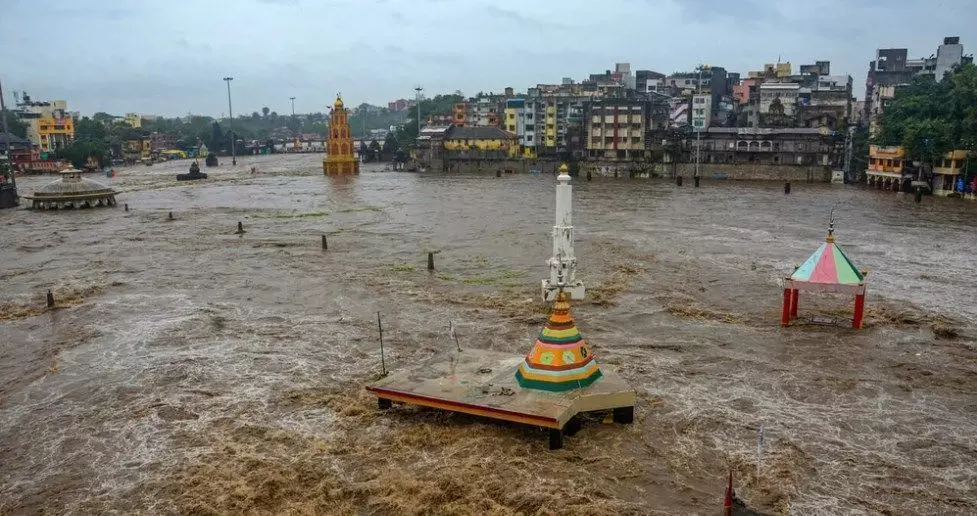 Gujarat Flood: गुजरात में विनाशकारी बाढ़, अबतक 63 की मौत, 10 हजार लोग सुरक्षित जगह भेजे गए