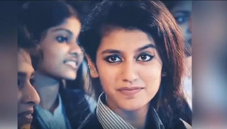 Priya Prakash Varrier Sexy Video Photos: प्रिया प्रकाश वारियर ने रेड ड्रेस में बढ़ाया टेम्परेचर, यूजर्स बोले-उफ्फ सेक्सी प्रिया