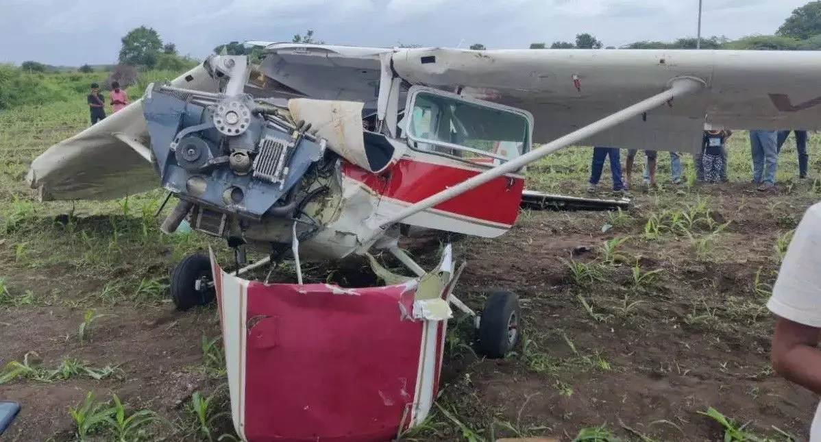 Trainee aircraft crashes | महाराष्ट्र में बुरी तरह से क्षतिग्रस्त हुआ ट्रेनी एयरक्राफ्ट, कराई गई क्रैश लैंडिंग, महिला पायलट जख्मी