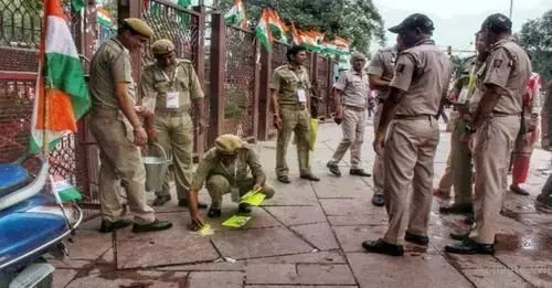 Delhi, border sealed, midnight