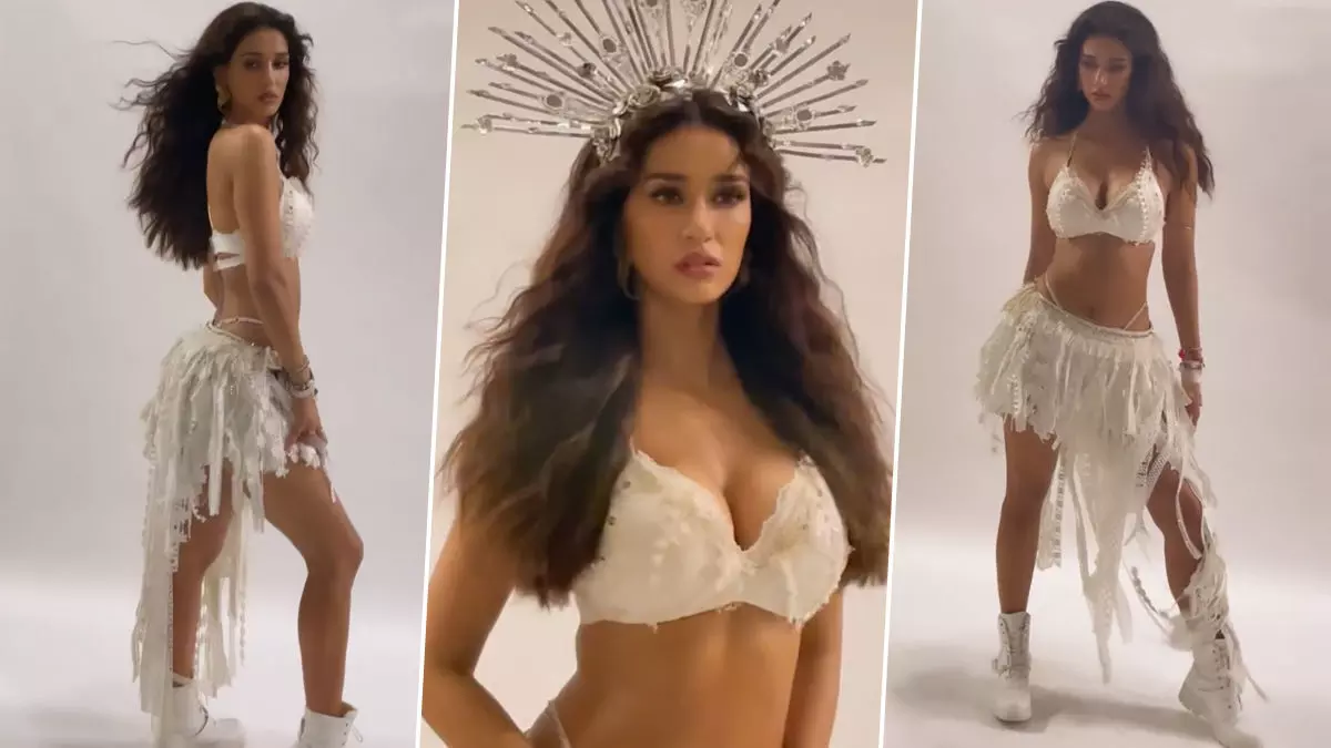 Disha Patani Sexy Video Photo: Disha Patani ने व्हाइट हॉट ब्रा पहन दिए सेक्सी पोज, एक्ट्रेस की हॉटनेस देख आप भी रह जाएंगे दंग (Watch Video)