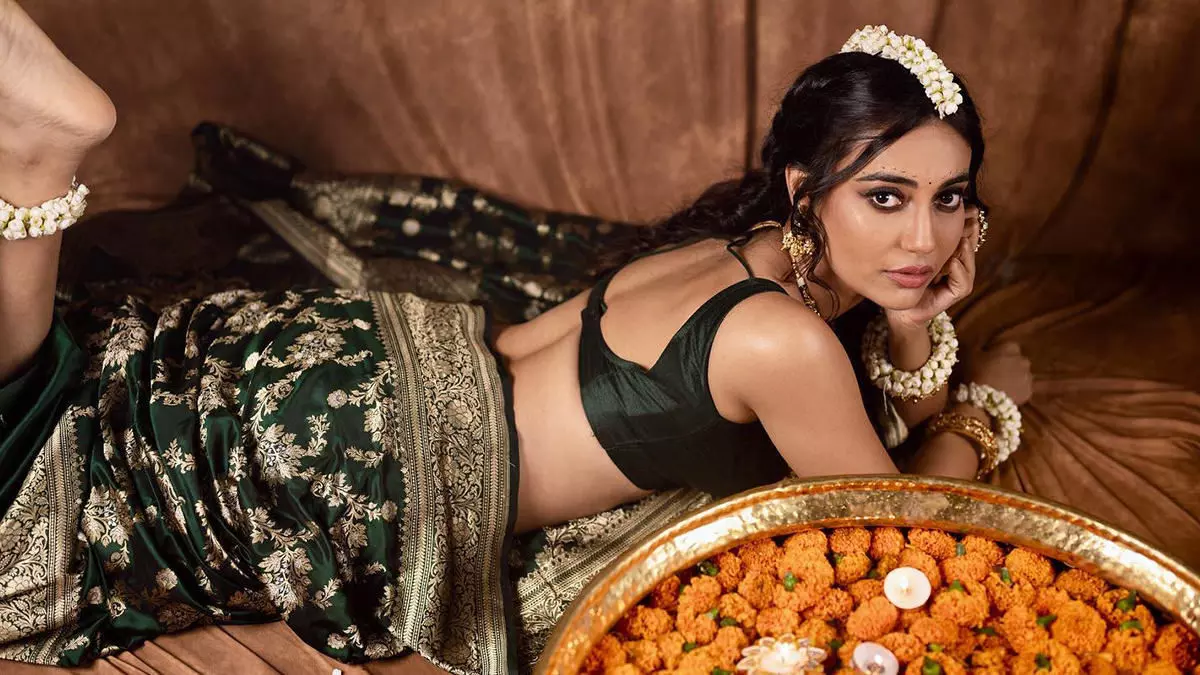 Surbhi Jyoti  Sexy Photos Video: सुरभि ज्योति ने हॉट ग्रीन साड़ी पहन ढाया कहर, एक्ट्रेस की बोल्डनेस देख यूजर्स के उड़े होश