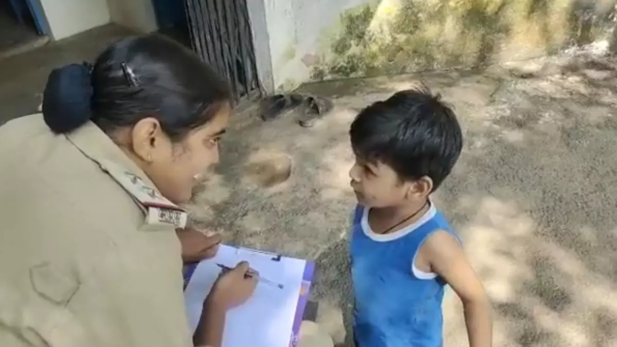 MP Viral Video: मां की शिकायत लेकर 3 साल का बच्चा पहुंचा थाने, कहा- मम्मी को जेल में डाल दो, मेरा चॉकलेट चुरा लेती हैं- Video