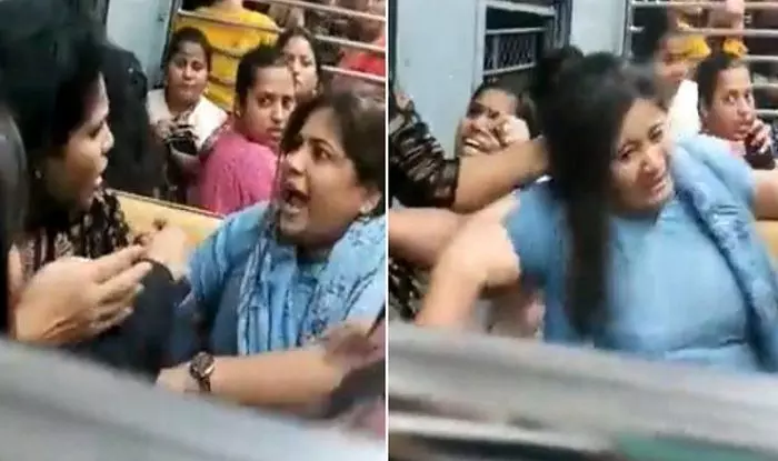 Mumbai Local Train Fight: लोकल ट्रेन में महिलाओं का धुआंधार झगड़ा, एक दूसरे के बाल नोचते हुए क्लिप वायरल, देखें वीडियो